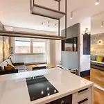 Nowa Praga Geometric Yellow By Bookinghost Apartamento *