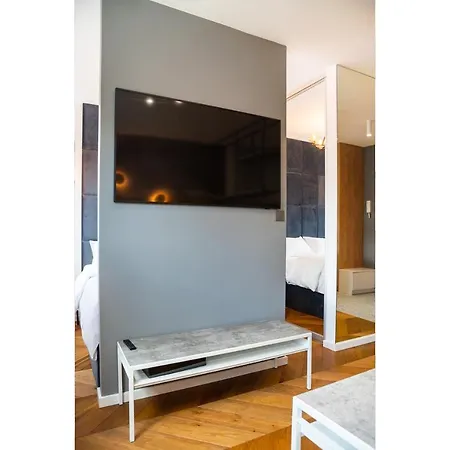 Nowa Praga Geometric Yellow Apartment *