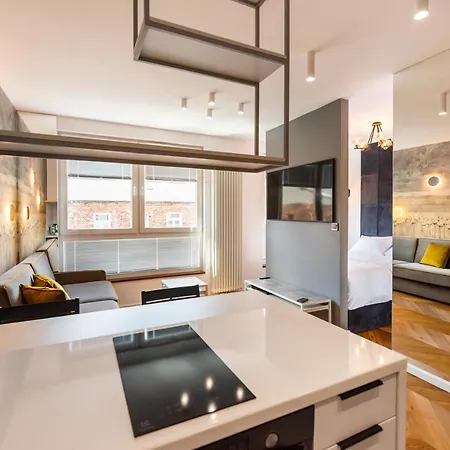 Nowa Praga Geometric Yellow Apartment *