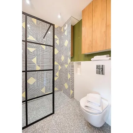 Nowa Praga Geometric Yellow Apartment *